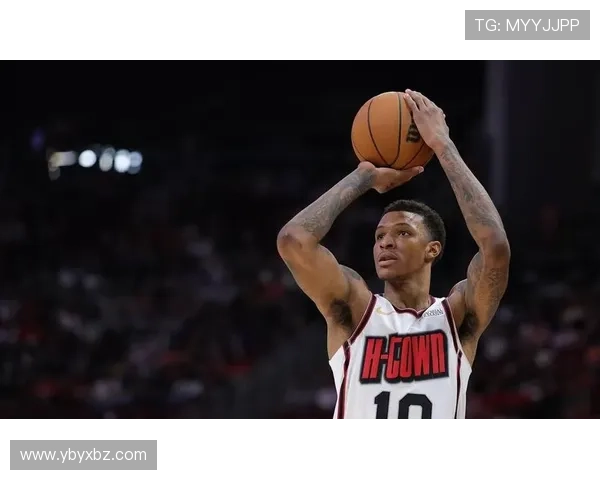 媒体人分析谢泼德与队友共同蹲底角的战术选择与出手权分配问题